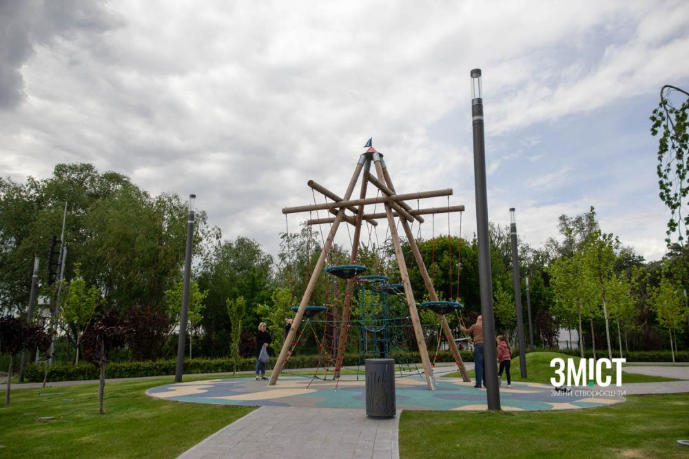 Гойдалки в сквері - надійні та безпечні.