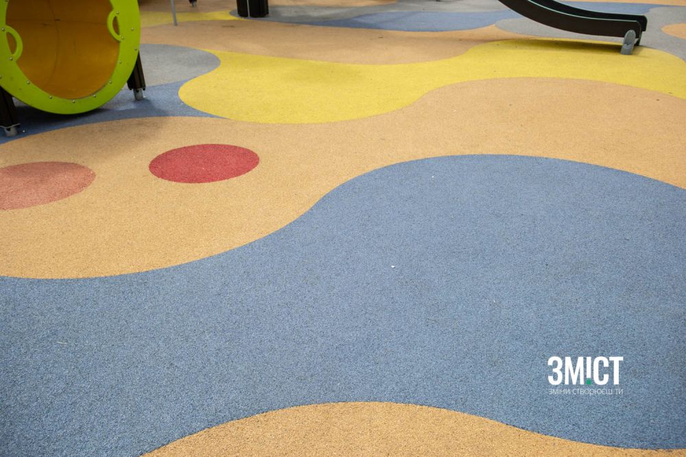 Безпечне покриття біля дитячої гірки.