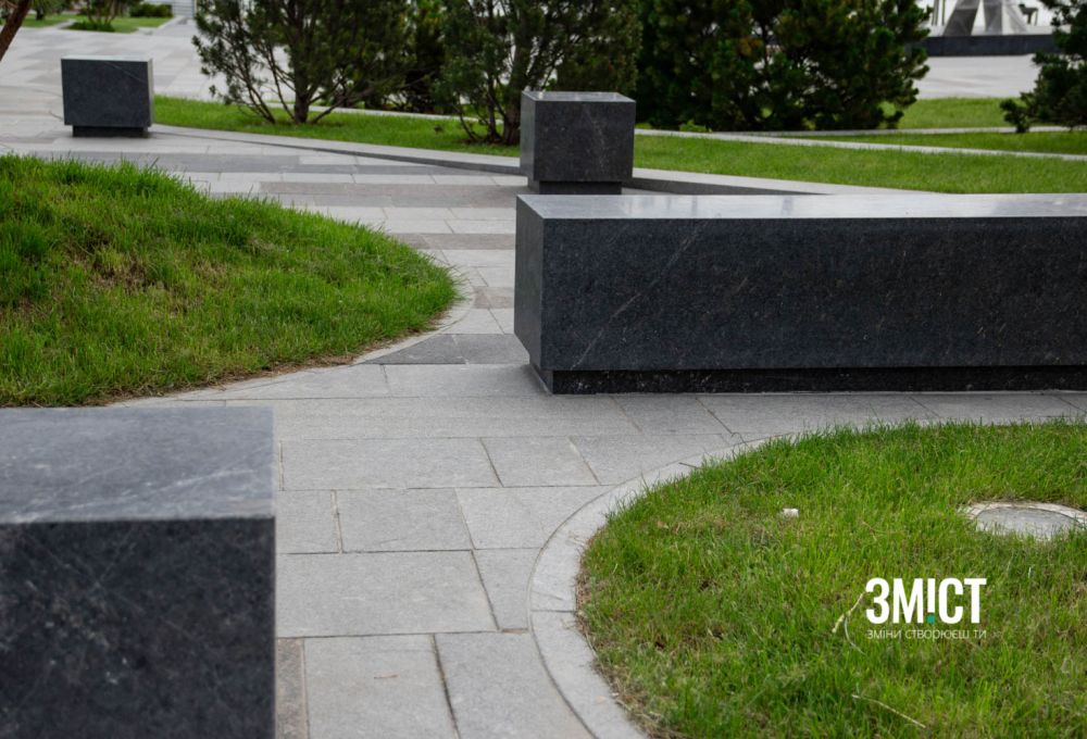 Стиль скверу поєднує стриманість граніту і природну яскравість газонів.