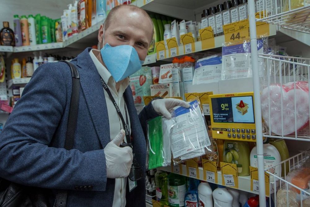 Директор мережі Аврора ТарасПанасенко тримає маски, пошиті на підприємстві. Джерело - фейсбук-сторінка Тараса Панасенка