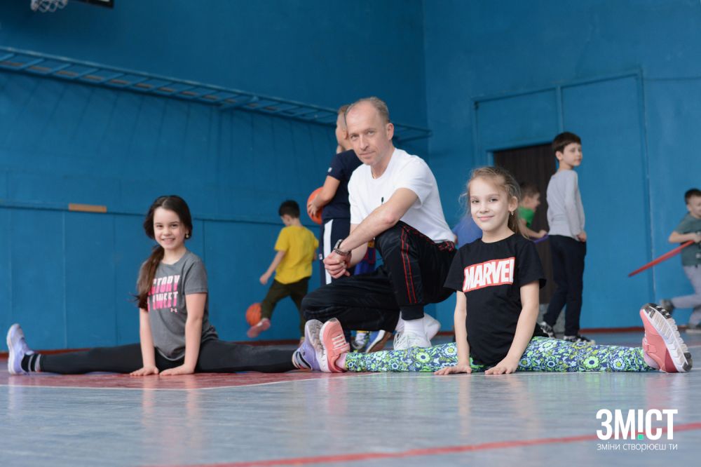 Максим Рубель з ученицями на уроці фізкультури