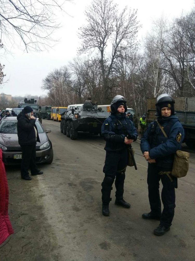 БТР та правоохоронці (Фото - Тижневик «ЕХО»)