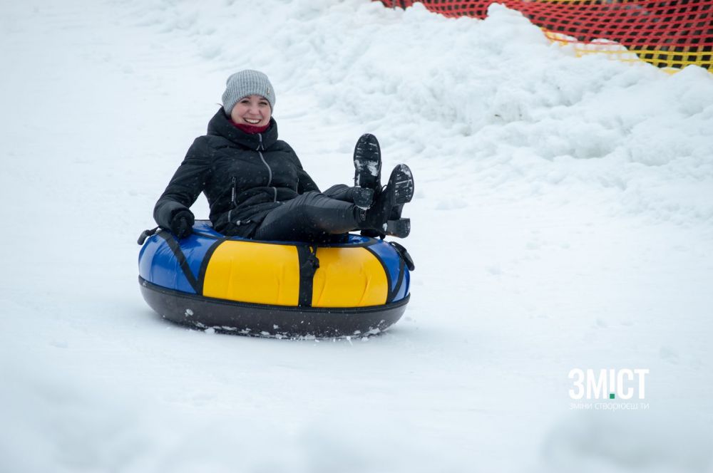 Полтавці вперше з'їжджають на гірці для тюбінгу у парку «Перемога»