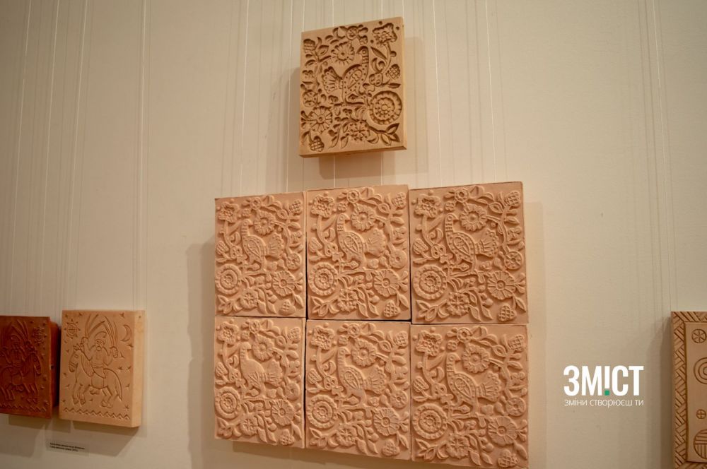 Дерев'яне різьблення та глиняні кахлі