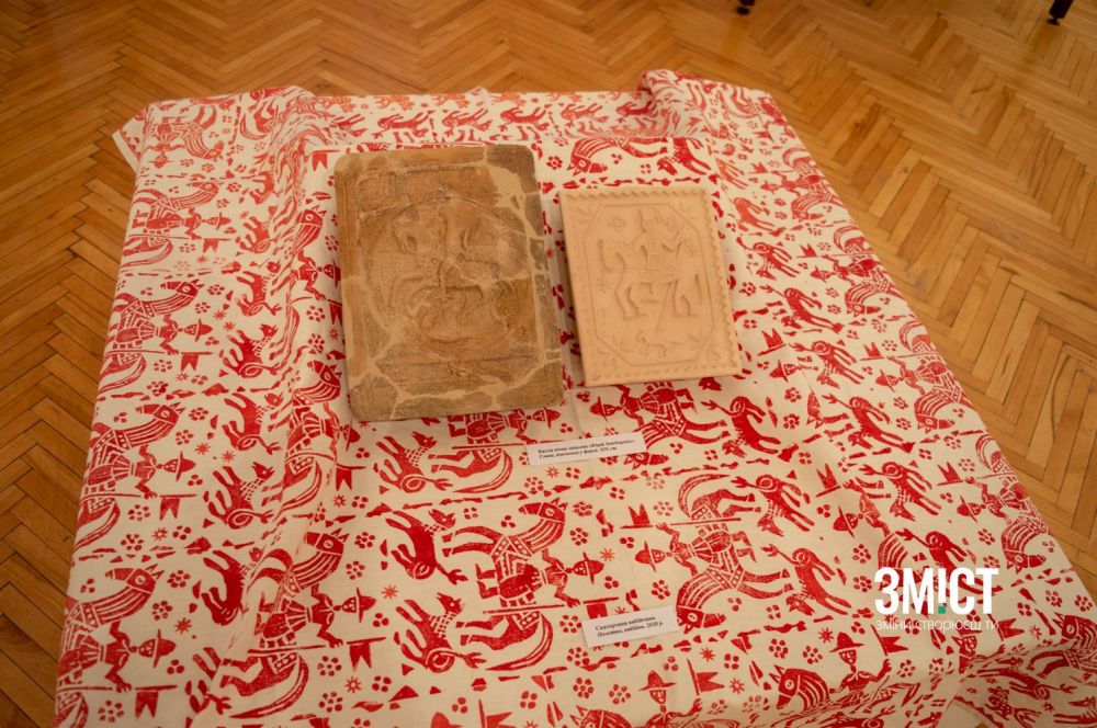 Старовинна кахля (ліворуч) та нова кахля Володимира Маркар’яна (праворуч)