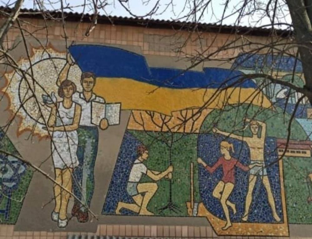 Державний прапор на фасаді школи