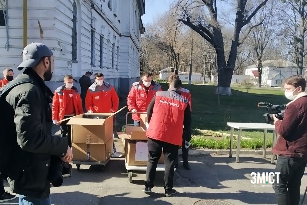 «Нова пошта» передала медобладнання полтавській інфекційної лікарні