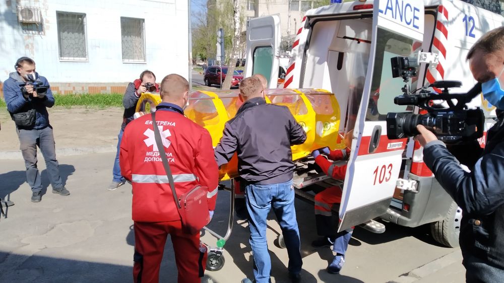 Медики Полтавського обласного центру екстреної медичної допомоги та медицини катастроф переносять транспортний ізолятор