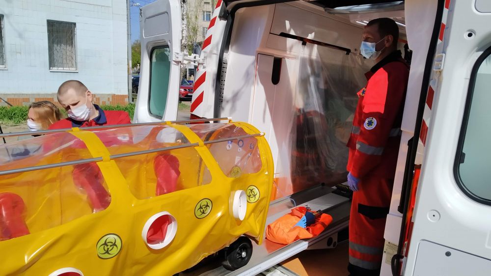 Медики Полтавського обласного центру екстреної медичної допомоги та медицини катастроф переносять транспортний ізолятор